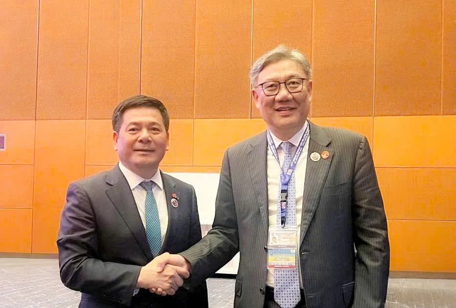 Minister of Industry and Trade Nguyen Hong Dien meets with Chinese Minister of Commerce Wang Wentao on the sidelines of the 47th ASEAN Summit in Malaysia on October 27. (Photo: moit.gov.vn)