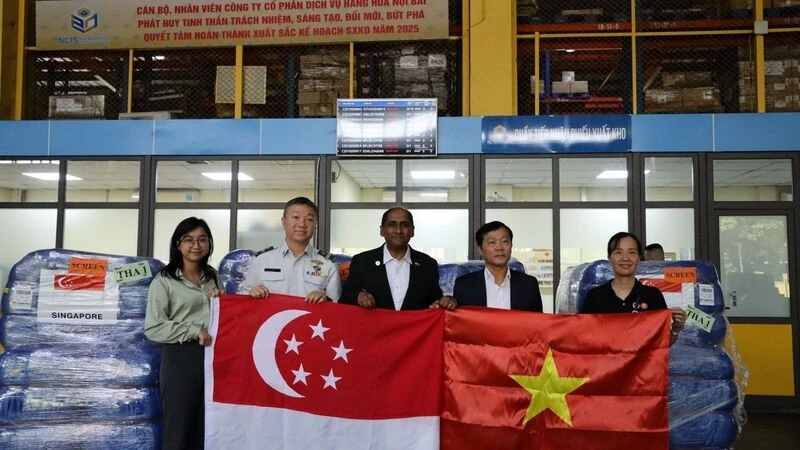 Representatives of Viet Nam’s Ministry of Agriculture and Environment receives the relief shipment at Noi Bai International Airport on October 25. (Photo: congthuong.vn)