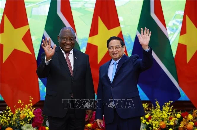 Prime Minister Pham Minh Chinh (right) meets with South African President Matamela Cyril Ramaphosa in Ha Noi on October 23, 2025. (Photo: VNA)