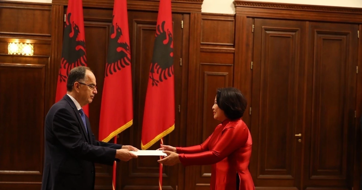 Vietnamese Ambassador to Greece Pham Thi Thu Huong (R), who is concurrently in charge of Albania, presents her credentials to Albanian President Begaj. (Photo: VNA)