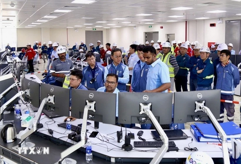Leaders of PV Power and engineers officially operate the Nhon Trach 3 Power Plant as it connects to the national grid. (Photo: VNA) 