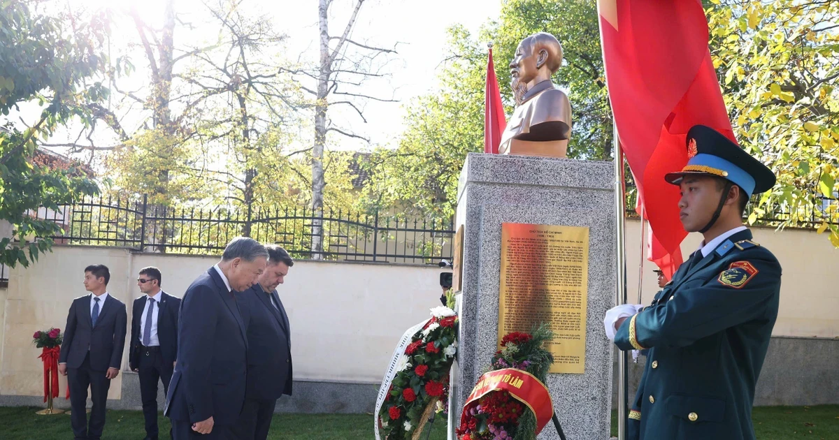 Party General Secretary To Lam pays tribute to President Ho Chi Minh in front of the late leader's statue in the premises of the Vietnamese Embassy in Bulgaria. (Photo: VNA)