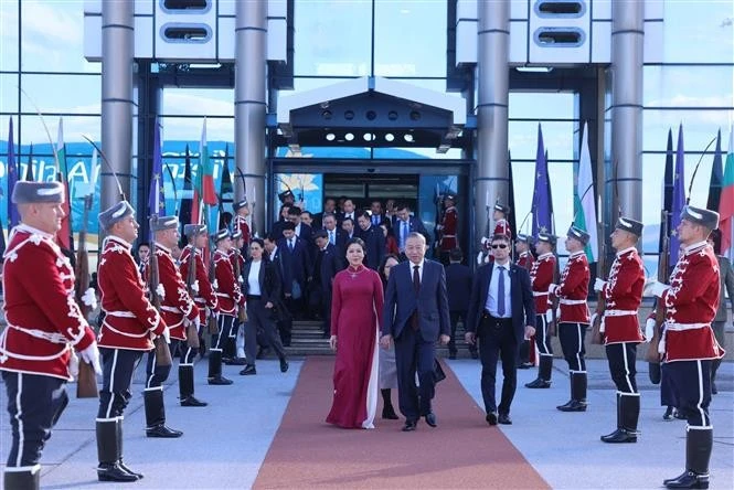 A farewell ceremony is held for Party General Secretary To Lam and his spouse at Sofia International Airport. (Photo: VNA)