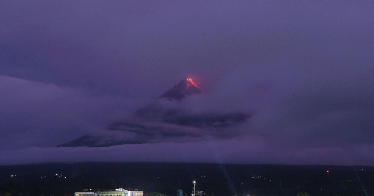 Nearly 1,000 families in Philippines evacuated as Mayon volcano erupts