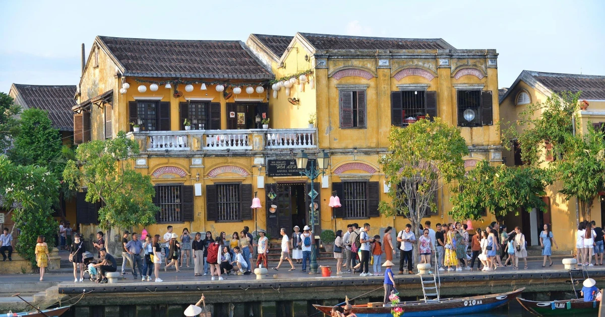 Hoi An ancient town attracts large numbers of tourists. (Photo: VNA) 