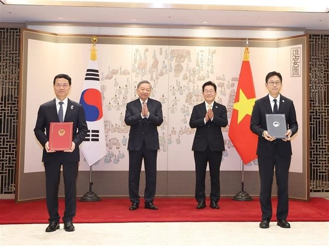 Party General Secretary To Lam (left, back row) and President of the Republic of Korea Lee Jae Myung (right, back row) witness the exchange of the MoU on scientific and technological cooperation between the Vietnamese Ministry of Science and Technology. and the Korean Ministry of Science and ICT. (Photo: VNA)