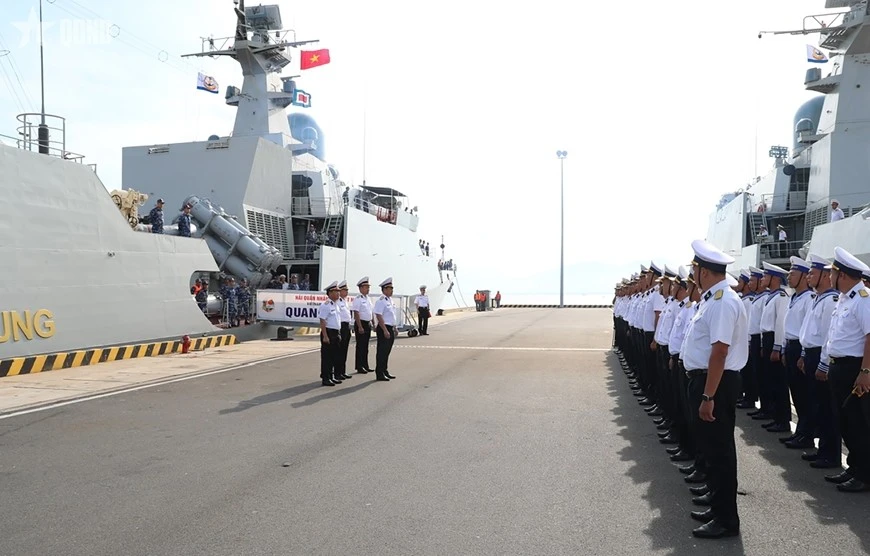 A see-off ceremony held for the delegation at Cam Ranh Military Port in Khanh Hoa province on August 10. (Photo: qdnd.vn) 