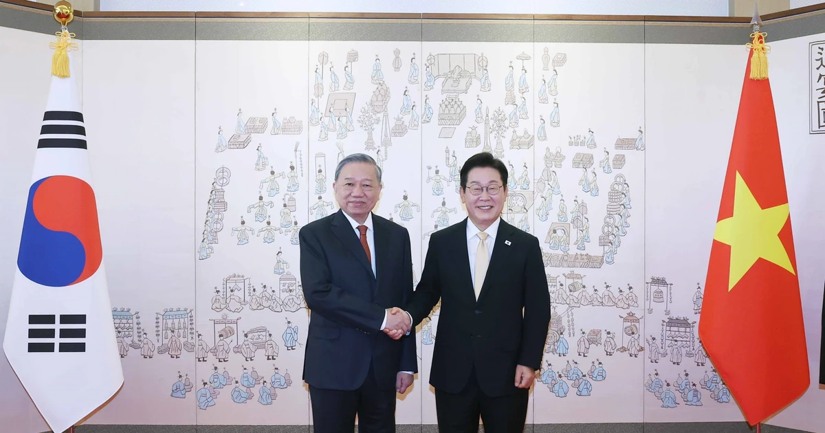 General Secretary of the Communist Party of Viet Nam Central Committee To Lam (left) and President of the Republic of Korea (RoK) Lee Jae Myung in Seoul on August 11 (Photo: VNA) 