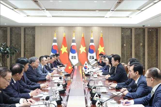 At the talks between Party General Secretary To Lam and RoK President Lee Jae Myung in Seoul on August 11. (Photo: VNA) 