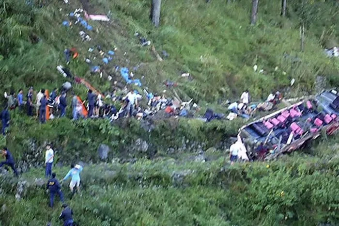 Bus accident kills 4, injures 23 in Philippines