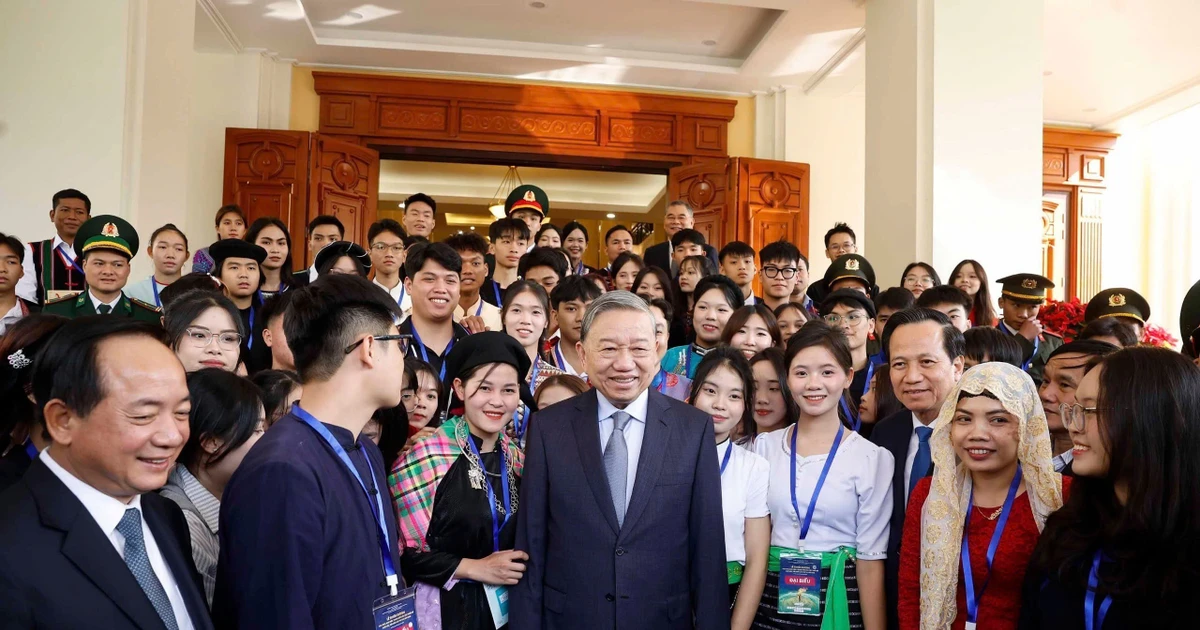 Party General Secretary To Lam meets outstanding and exemplary ethnic minority pupils, students and young people in Hanoi on December 26. (Photo: VNA)