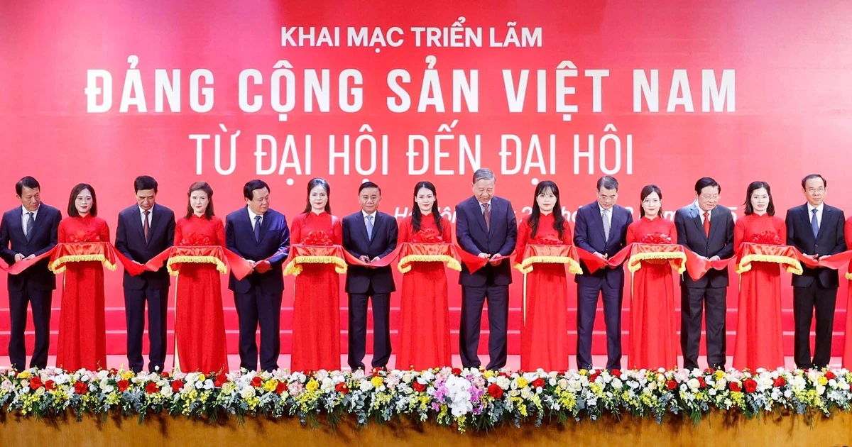 Party General Secretary To Lam (9th from left), together with senior Party and State officials, cut the ribbon to kick off the exhibition in Ha Noi on December 26. (Photo: VNA)