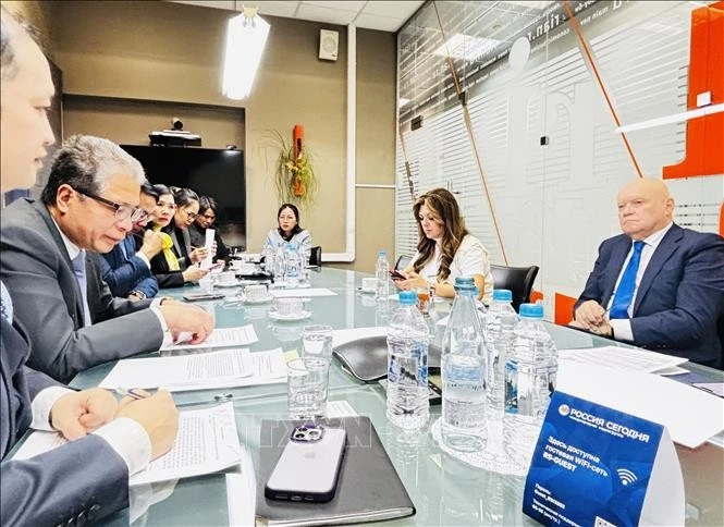 The working session between Vietnamese Ambassador to Russia Dang Minh Khoi and the director general and other leaders of the Russian international media group Rossiya Segodnya on December 25. (Photo: VNA)
