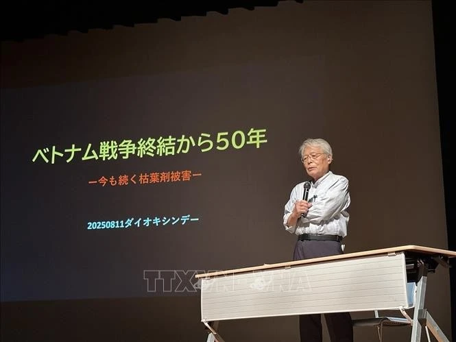 Nakamura Goro, a renowned Japanese journalist, gives a presentation on the consequences of Agent Orange/dioxin in Viet Nam. (Photo: VNA)