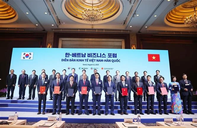 General Secretary of the Communist Party of Viet Nam Central Committee To Lam and Prime Minister of the Republic of Korea (RoK) Kim Min-seok witness the exchange of cooperation documents between ministries, agencies, localities, enterprises, and universities from the two countries in Seoul on August 12. (Photo: VNA)