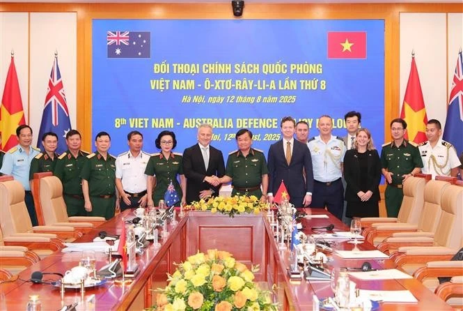 Vietnamese Deputy Minister of National Defence Sen. Lieut. Gen. Hoang Xuan Chien and Hugh Jeffrey, Deputy Secretary of Strategy, Policy, and Industry at the Australian Department of Defence, and other delegates at the 8th Viet Nam – Australia Defence Policy Dialogue in Ha Noi on August 12. (Photo: VNA)
