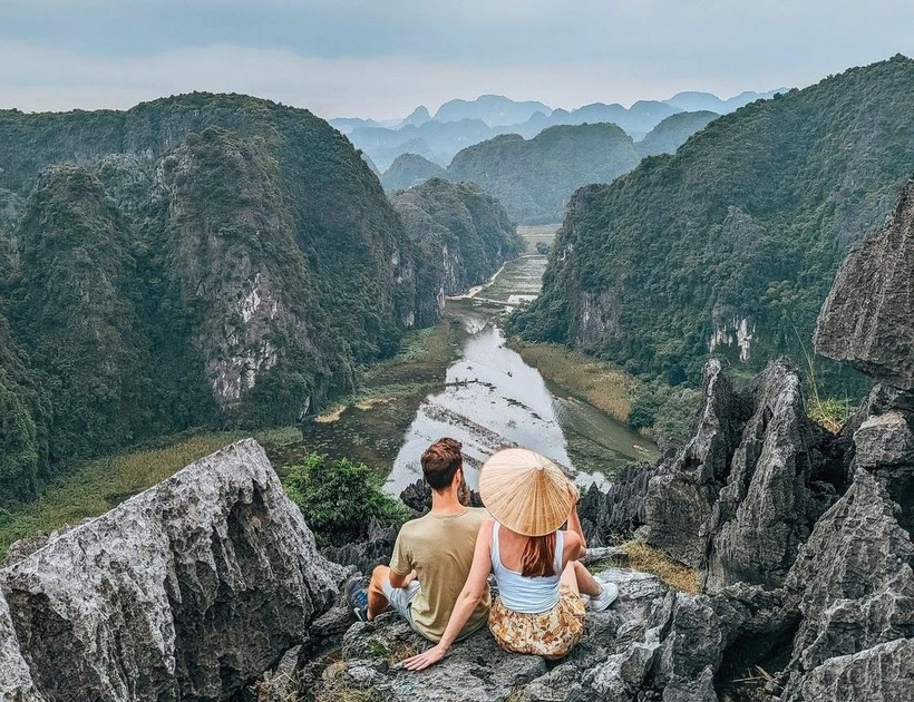 Foreign tourists at the peak of Mua cave in Ninh Binh province. (Photo published by VNA)