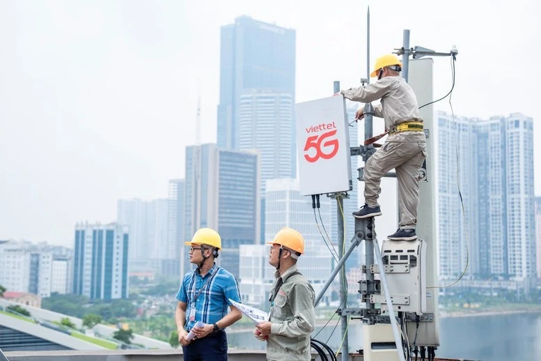 Viettel workers install a 5G base station. (Photo: VNA)