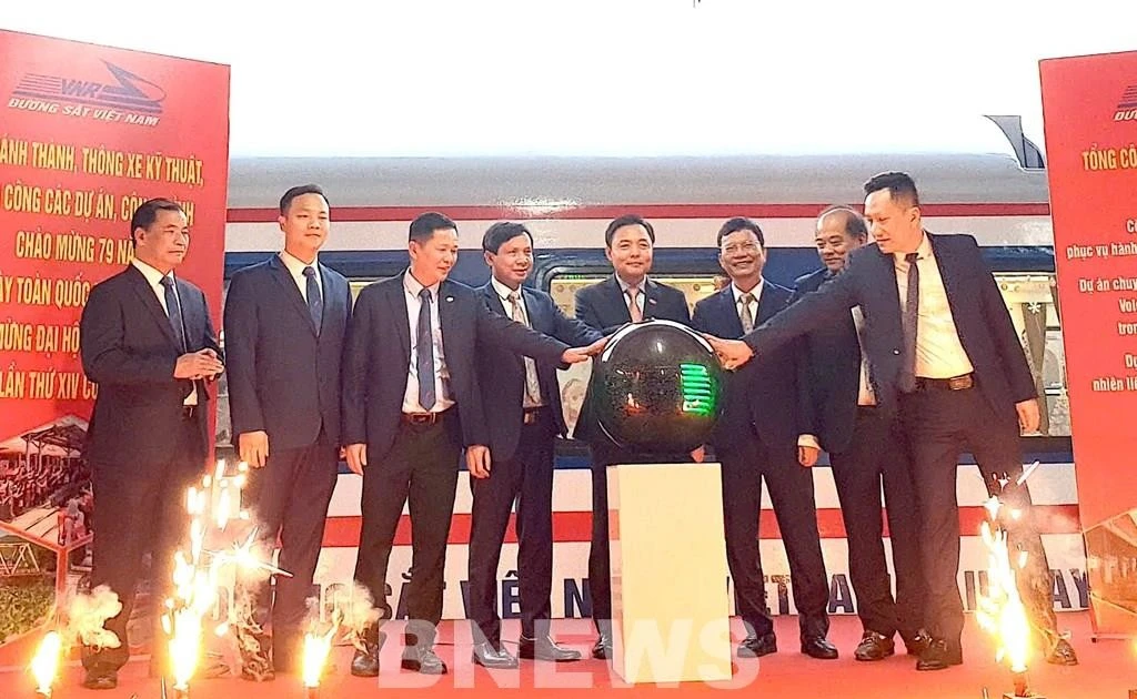 Vietnam Railways Corporation unveils upgraded coaches, digital tools
