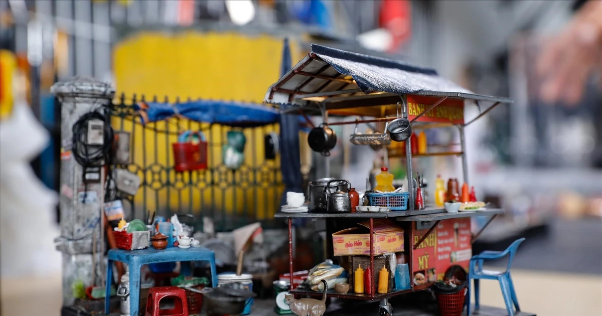 Young man turns Hanoi street corners into vivid miniature models