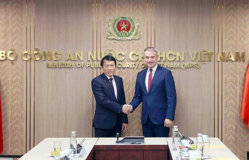 Minister of Public Security General Luong Tam Quang (L) welcomes Krzysztof Gawkowski, Deputy Prime Minister and Minister of Digital Affairs of Poland (Photo: cand.com.vn)