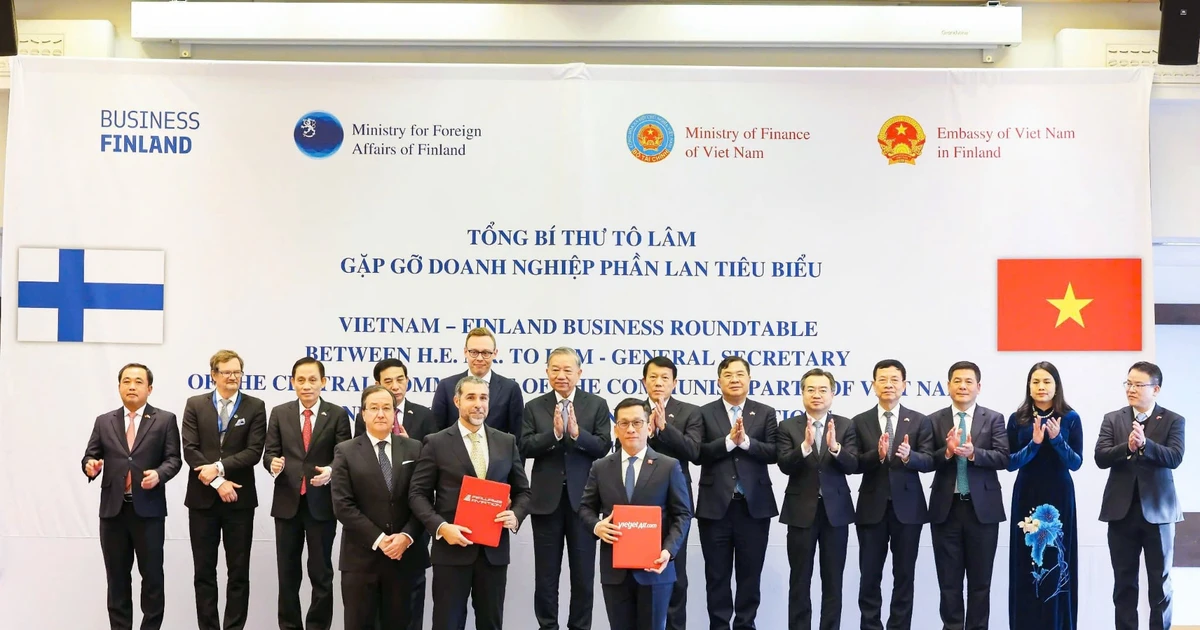 Party General Secretary To Lam (sixth from left, back row) witnesses the signning of the agreement between Vietjet and Airways Aviation on developing international aviation human resources in Finland. (Photo courtesy of Vietjet) 