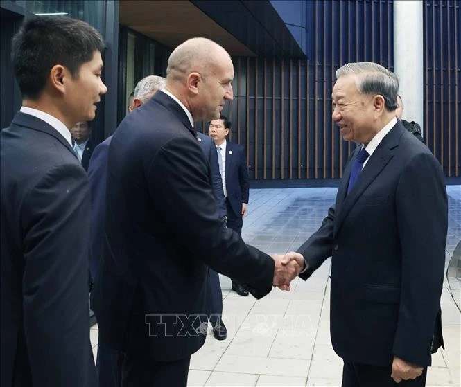 Bulgarian President Rumen Radev welcomes Party General Secretary To Lam during his visit to Samel-90 company. (Photo: VNA)