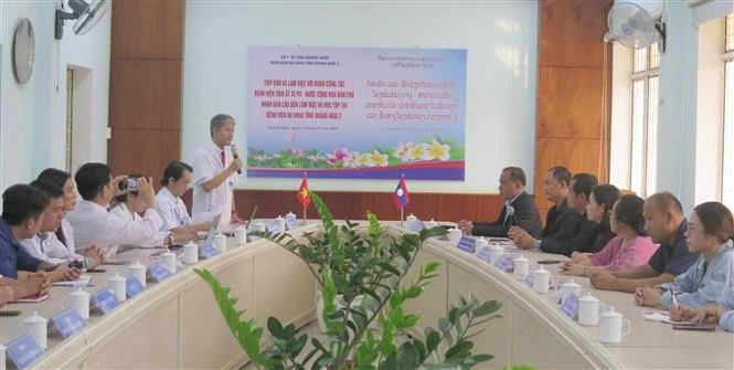 Quang Ngai doctors transfer pediatric anesthesia techniques to Lao counterparts