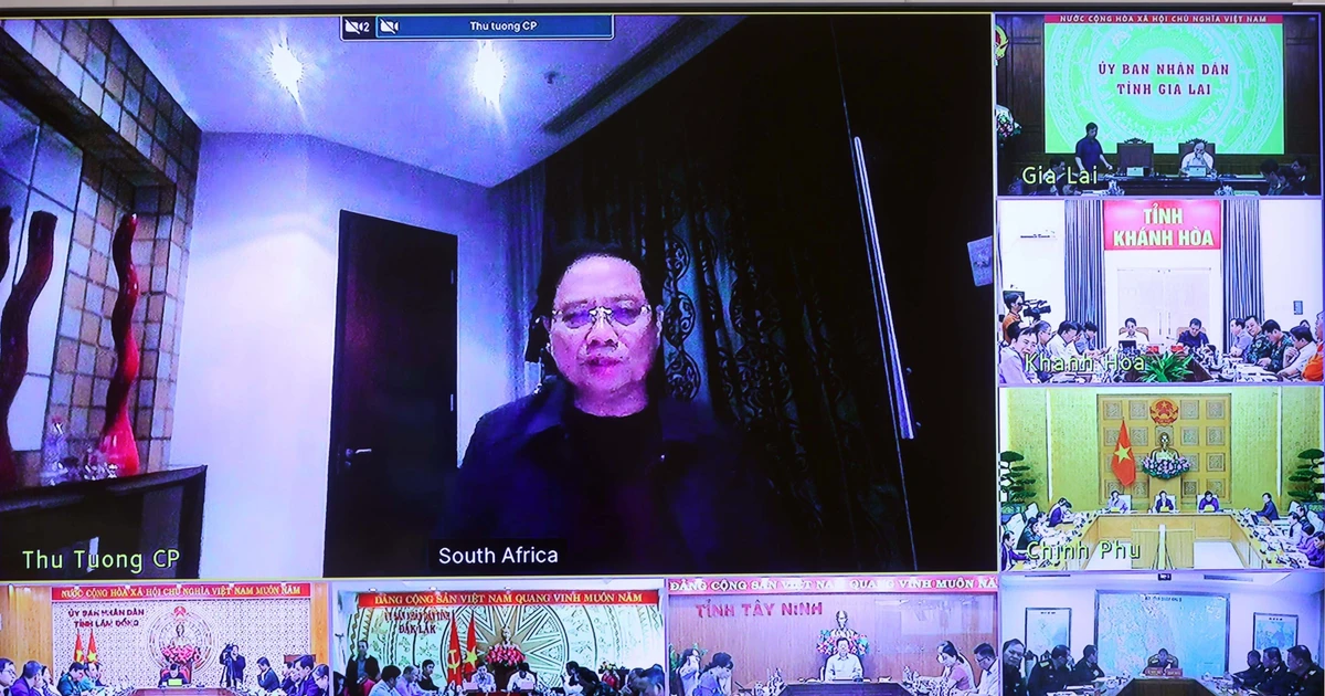 Prime Minister Pham Minh Chinh chairs the urgent online meeting from South Africa. (Photo: VNA)