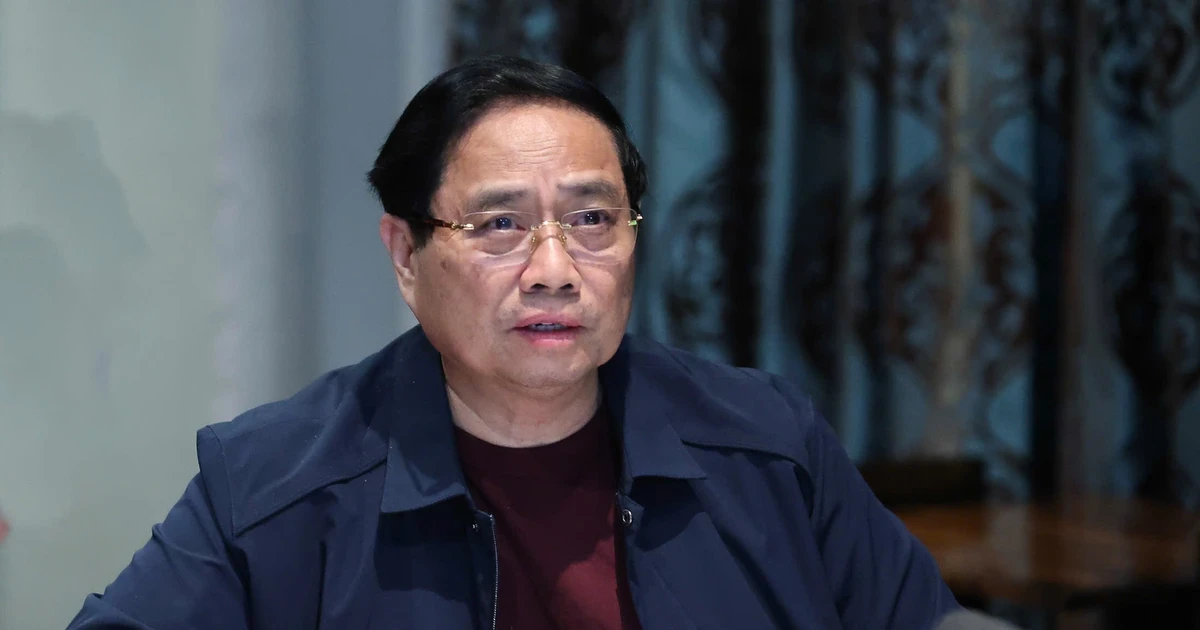 Prime Minister Pham Minh Chinh chairs an urgent online meeting from South Africa on flood response in the central region. (Photo: VNA)