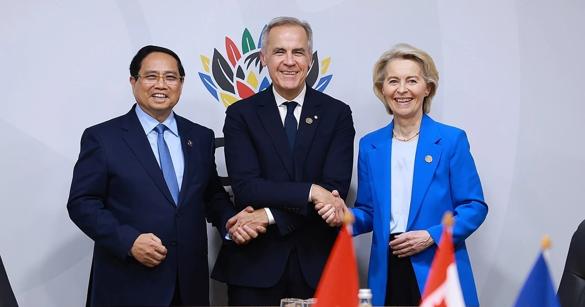 Vietnamese Prime Minister Pham Minh Chinh (L) meets with Canadian PM Mark Carney (C) and President of the European Commission (EC) Ursula von der Leyen. (Photo: VNA)