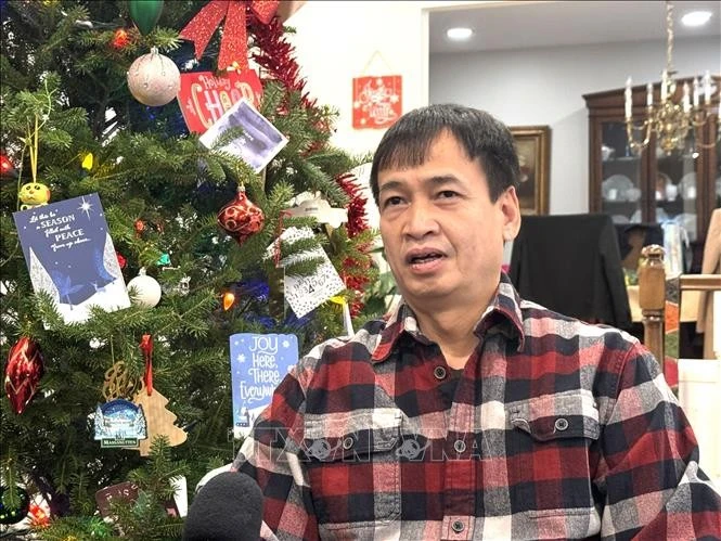 Lawyer Dang Chien Thang, who lives in Rockville, Maryland, shares his views with Viet Nam News Agency correspondents in the US on the 14th National Congress of the Communist Party of Viet Nam. (Photo: VNA)