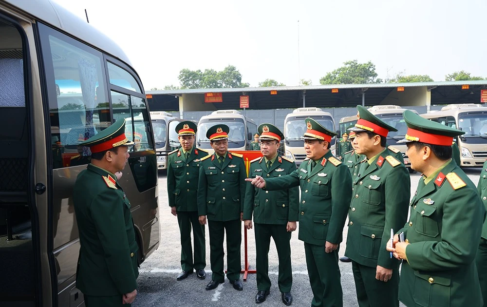 Deputy Minister of National Defence Sen. Lieut. Gen Le Huy Vinh examines transport preparations at Brigade 971 on January 12. (Photo: mod.gov.vn)