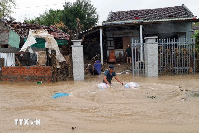 Public security forces of Dak Lak province deliver food supplies to residents in deeply flooded areas along the Banh Lai river in November 2025. (Photo: VNA) 