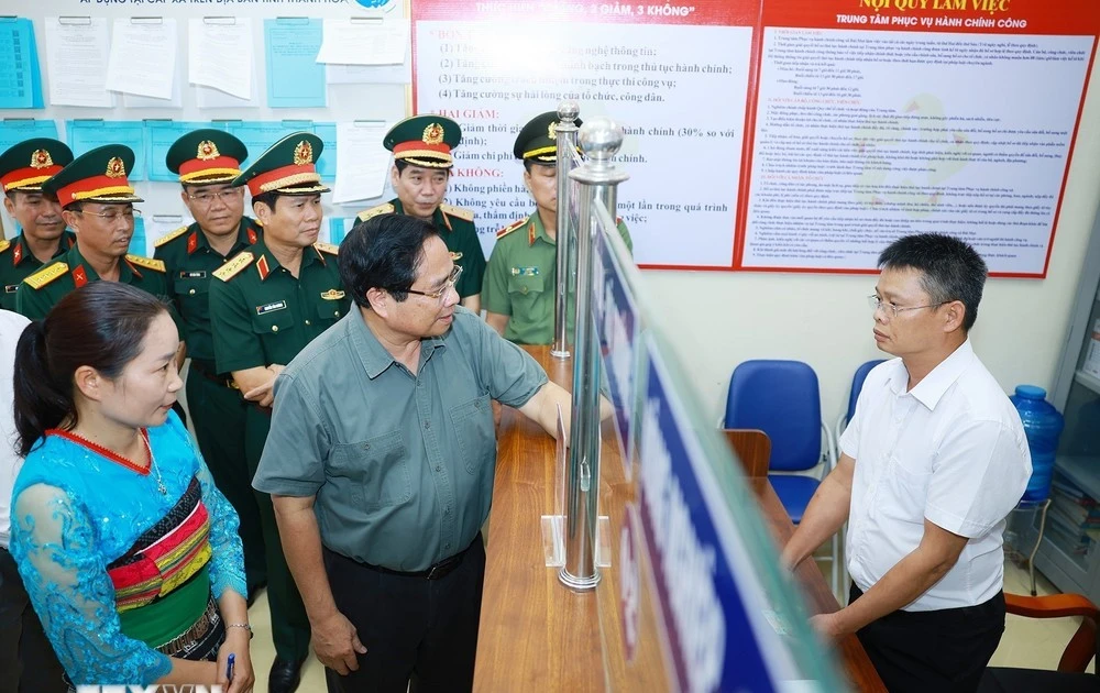 PM Pham Minh Chinh inspects the settlement of administrative procedures in border Bat Mot commune in central Thanh Hoa province. (Photo: VNA)
