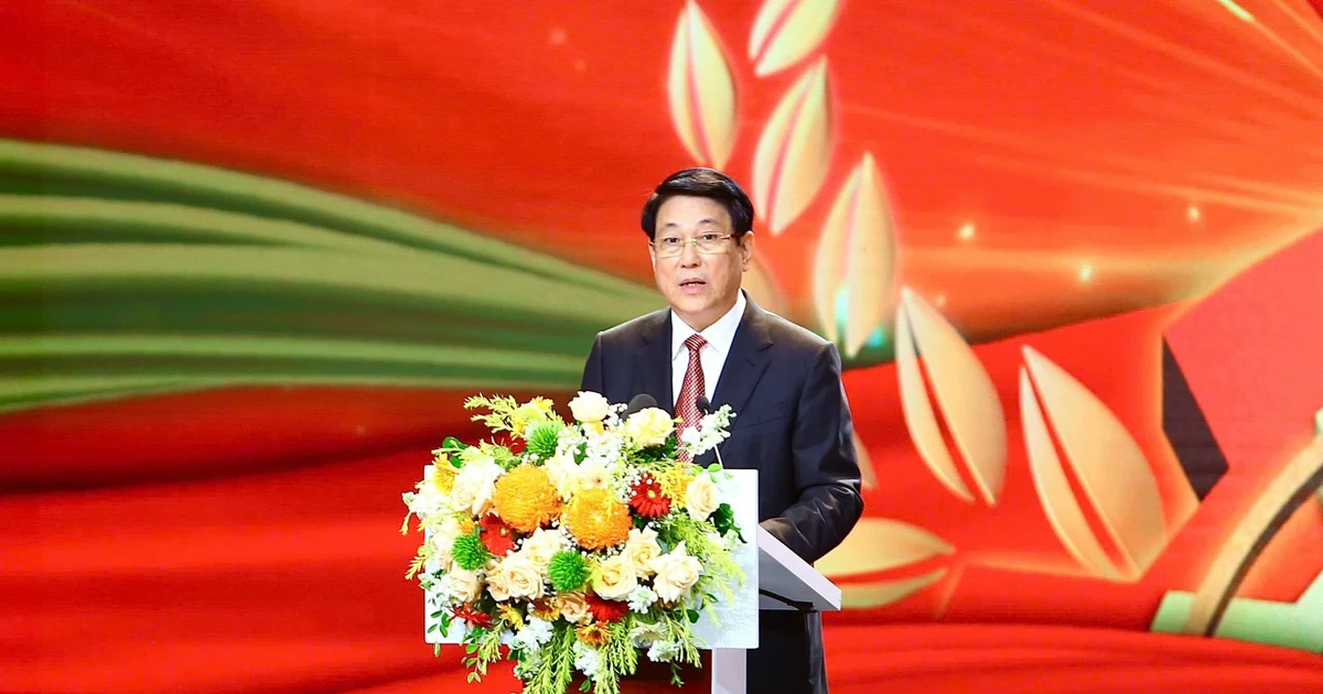 State President Luong Cuong addresses the ceremony honouring outstanding farmers and agricultural scientists on October 14. (Photo: VNA)