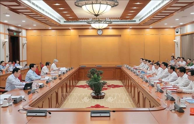 State President Luong Cuong (second from left) chairs the meeting with the Standing Board of the Phu Tho Party Committee on September 8. (Photo: VNA)