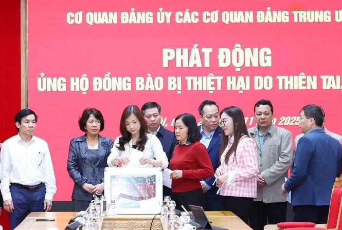 Officials and employees of the Party Committee of Central Party Agencies donate to support people affected by storms and floods. (Photo: VNA)