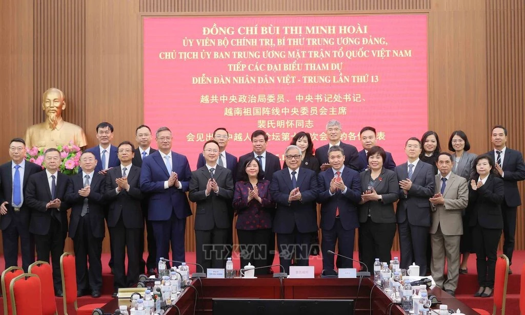 President of the Viet Nam Fatherland Front (VFF) Central Committee Bui Thi Minh Hoai (front, seventh from left) and delegates to the 13th Viet Nam–China People’s Forum poses for a group photo at their meeting in Ha Noi on November 25. (Photo: VNA)