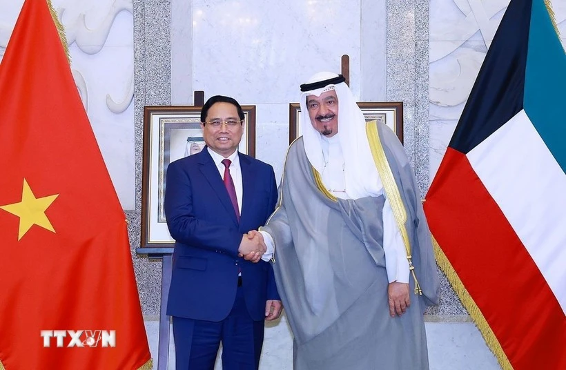Prime Minister Pham Minh Chinh (left) and Prime Minister of Kuwait Sheikh Ahmad Abdullah Al-Ahmad Al Sabah. (Photo: VNA)