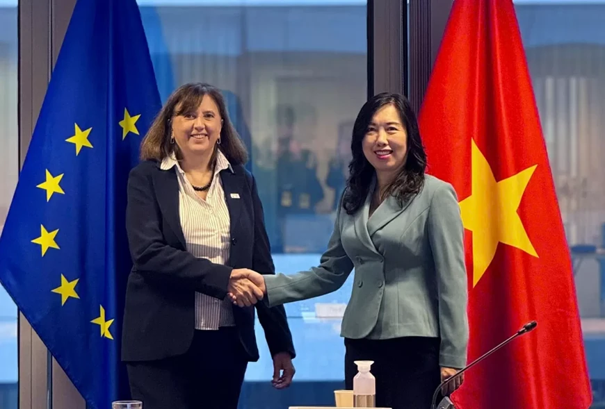 Vietnamese Deputy Minister of Foreign Affairs Le Thi Thu Hang (R) and Acting Managing Director for Asia and the Pacific of EEAS Paola Pampaloni (Photo: baoquocte.vn)