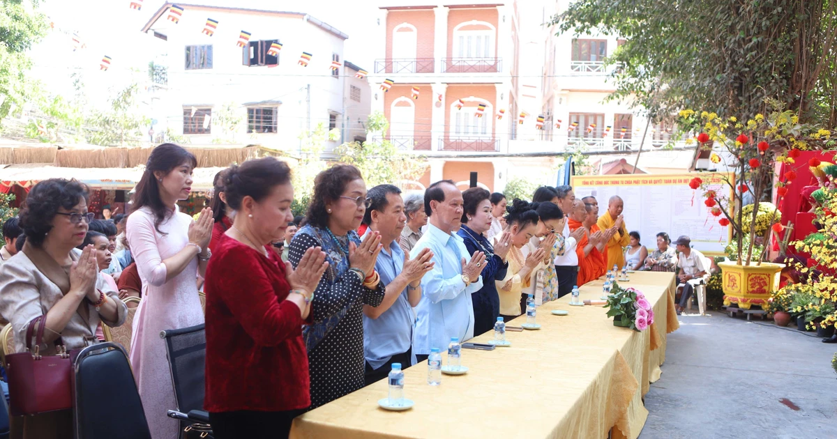 Phat Tich Pagoda in Vientiane hands out Tet packages to the disadvantaged
