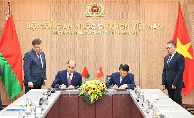 Vietnamese Minister of Public Security General Luong Tam Quang and State Secretary of the Security Council of Belarus Volfovich Aleksandr Grigorievich sign a protocol to establish a joint working group to expand and strengthen cooperation in security. (Photo: VNS)