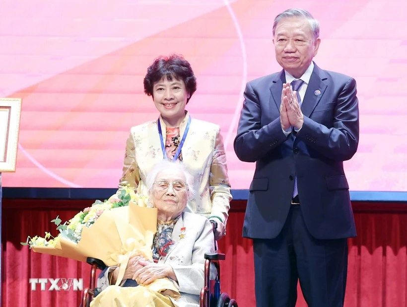 Party General Secretary To Lam presents the title of Hero of Labour to former Vice State President Nguyen Thi Binh on August 25, 2025. (Photo: VNA)