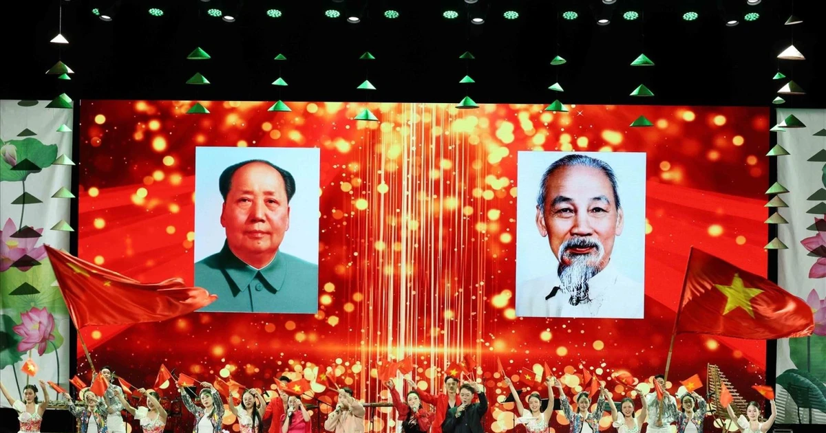 A performance celebrates the neighbourly friendship between Viet Nam and China, conveying a message about the bright prospects for the two countries' relations. (Photo: VNA)