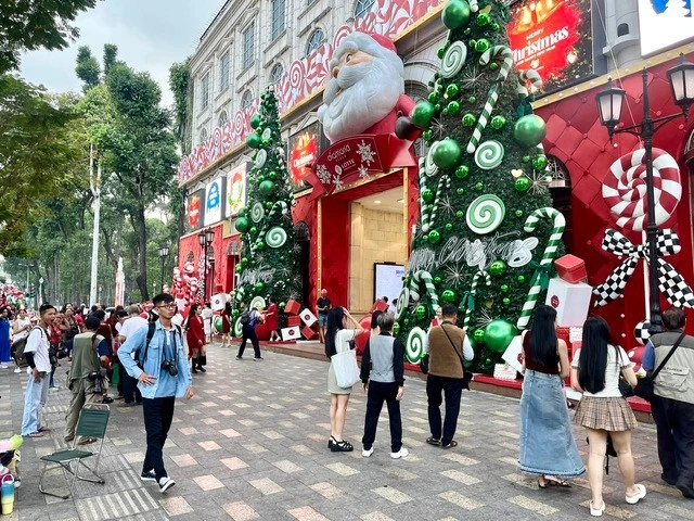 Streets flowing toward the heart of HCM City teemed with festive crowds (Photo: chinhphu.vn)