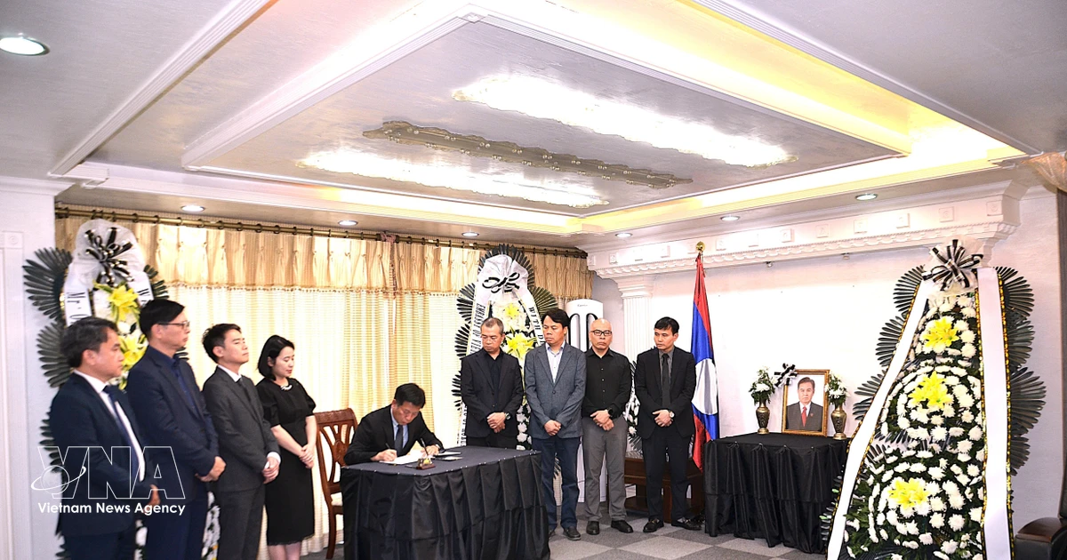 Vietnamese people in various countries pay tribute to Lao National Assembly President