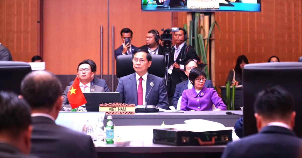 Deputy Prime Minister and Minister of Foreign Affairs Bui Thanh Son (C) attends the plenary session of the 58th ASEAN Foreign Ministers' Meeting. (Photo: VNA)