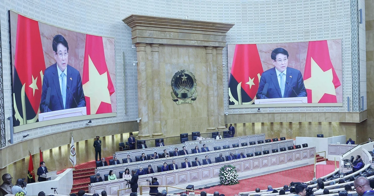 President Luong Cuong delivers a keynote policy address at the plenary session of the Angolan National Assembly on August 7. (Photo: VNA)