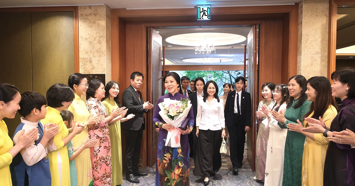 Party General Secretary To Lam’s spouse, Ngo Phuong Ly, meets with Vietnamese brides in Seoul on August 10. (Photo: VNA) 